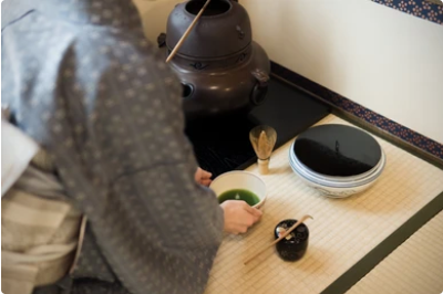 Dans l'univers raffiné de la culture japonaise, le chanoyu, ou cérémonie du thé, est une tradition qui incarne l'harmonie, le respect, la pureté et la tranquillité.